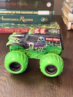 Grave Digger 1:64 Neon Green Spin Master Monster Truck Monster Jam